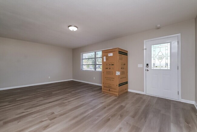 Photo - 339 Regina Dr S