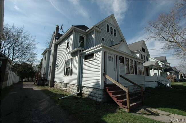 Building Photo - 145 Summit St