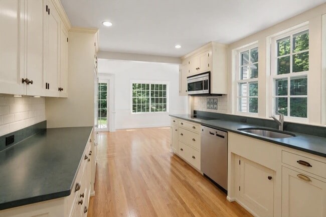 41 Locust Ave