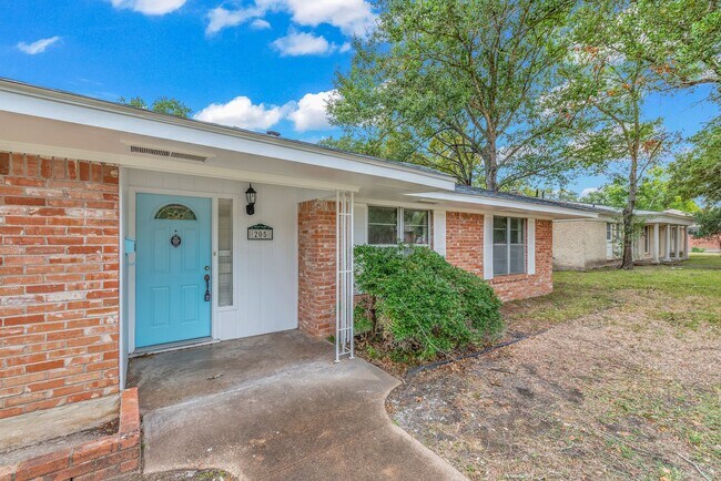 Photo - 3 Bed, 2 Bath Home for February Move In