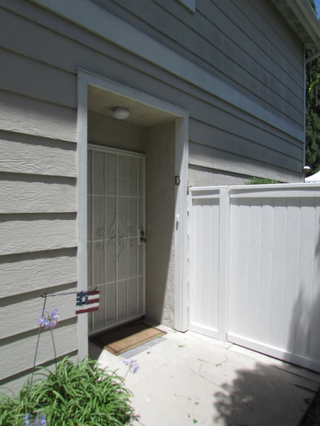 Front Door - 4031 Franklin Ave Unit D
