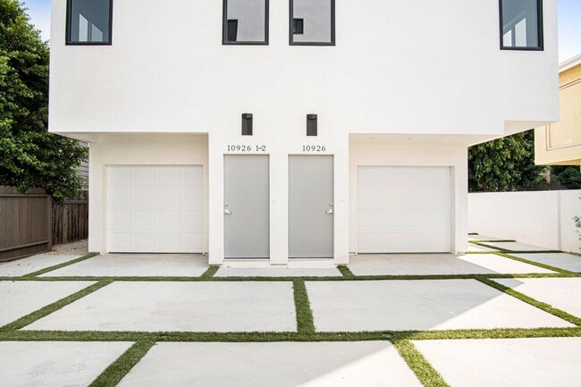 Building Photo - Newly Built 3Bed/3Bath Townhouse Available Now! Unit Hesby St 10926 1/2