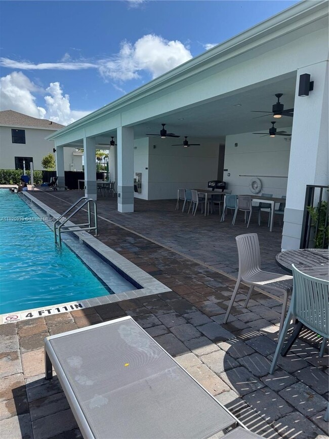 Photo - 466 NE 12th St