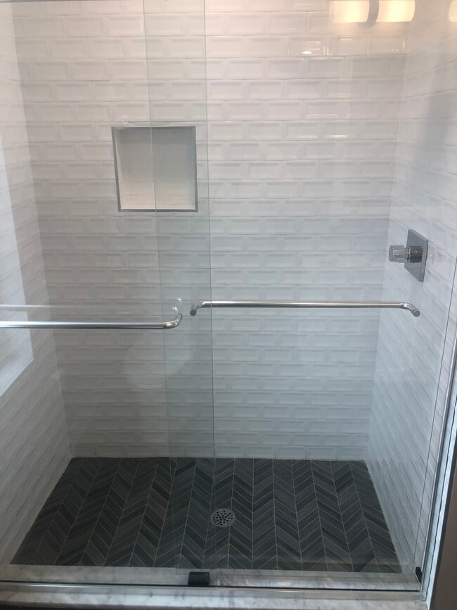 Ducha - 1739 Manton St Unidad A