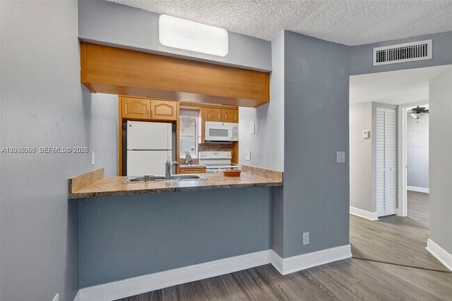 Building Photo - 908 Twin Lakes Dr Unit 8-C