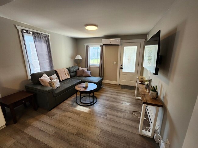 Building Photo - 123 Churchill St