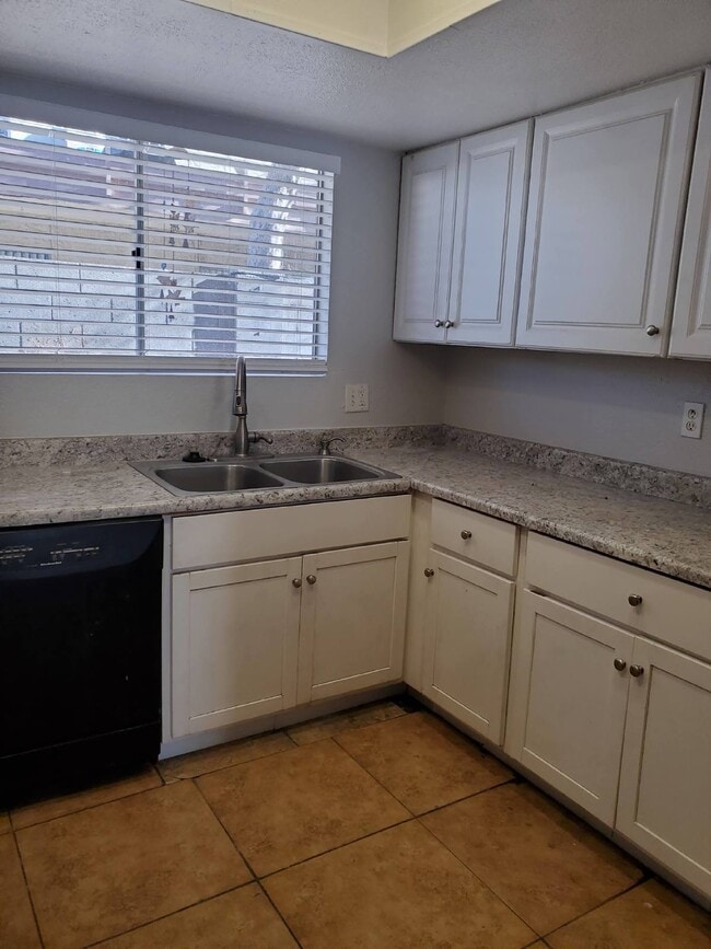 3346 W Harmont Dr Unit 3