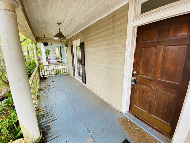 Building Photo - Renovated larg single family home! 2,200+ sf