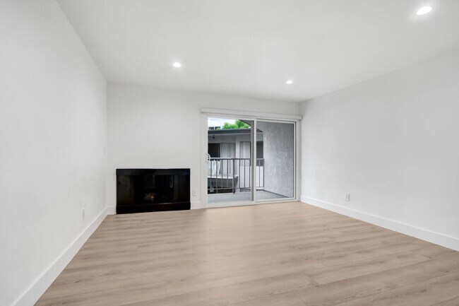 Photo - 8430 De Longpre