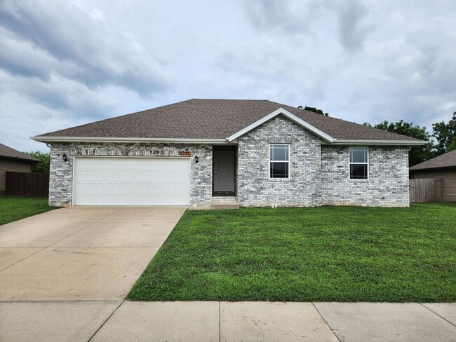 Building Photo - Spacious 3-Bedroom, 2-Bathroom Home AVAILA...