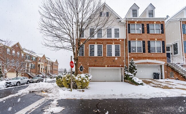 Building Photo - Immaculate 3 Bed 2 Full & 2 Half Bath End ... Rental