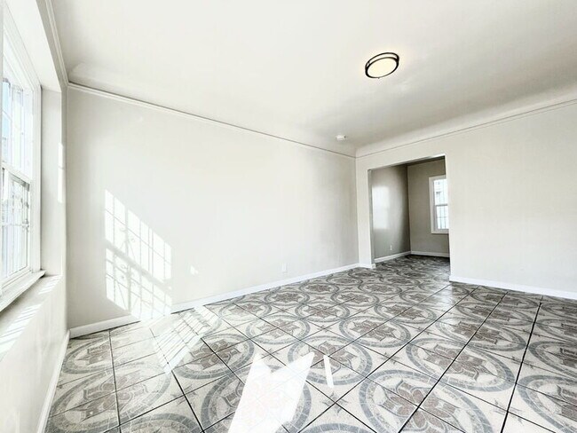 Photo - 338 W 61st St