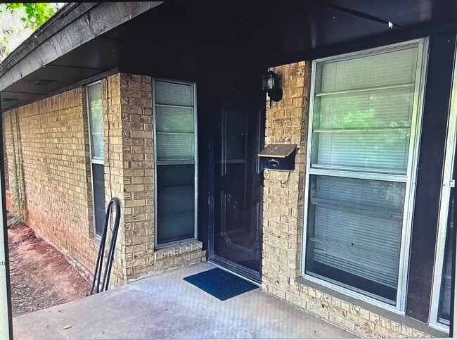 Building Photo - 502 E Anna St