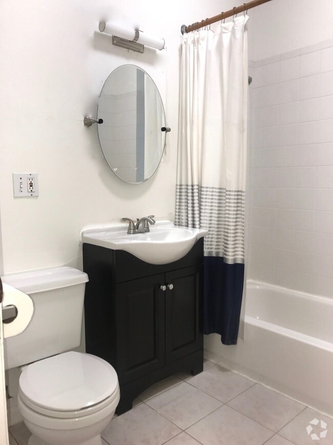 1st floor bathroom - 1833 N Sawyer Ave Rental