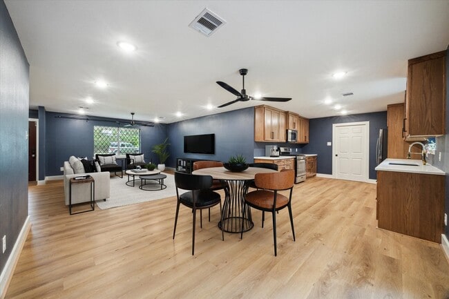 Building Photo - 1627 Crestdale Dr Rental