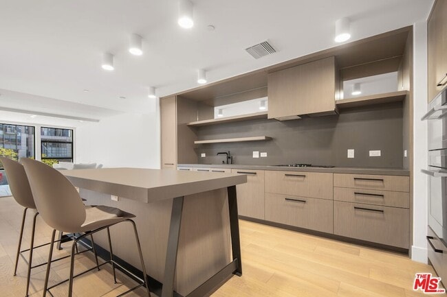 Building Photo - 10777 Wilshire Blvd Rental
