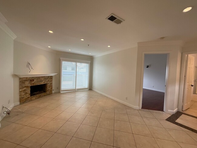 Photo - 3 Blocks To Downtown! Upper: 3 Bedroom 3 Bath,