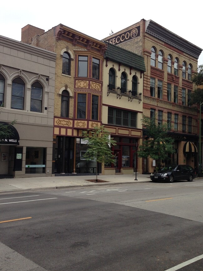 Building Photo - 706 N Wells St Unit 2nd floor