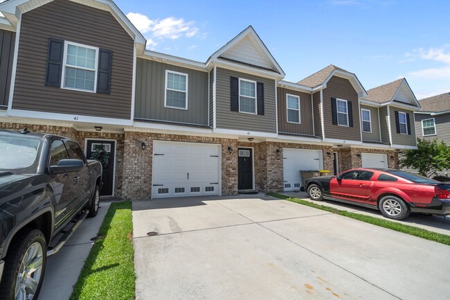 Photo - 3 Bedroom Townhome Across from Richmond Hill Golf Club