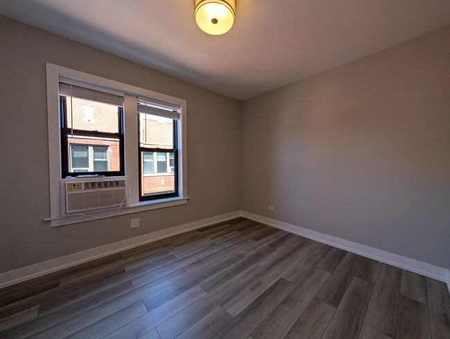 Photo - 3931 N Janssen Ave Unit 2