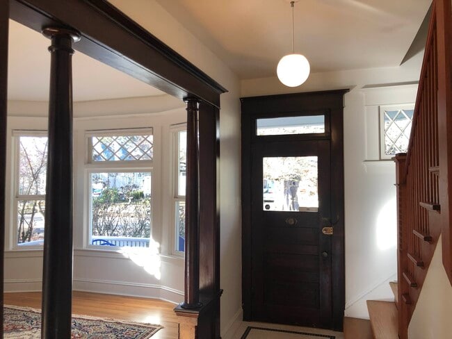 Entry - 1012 SE Lambert St