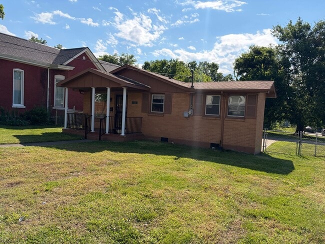 Building Photo - All brick cottage in East Nashville