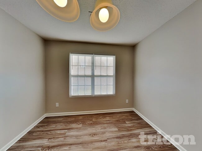 Photo - 685 Winners Point