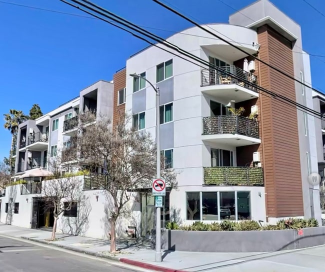 Building Photo - 12147 Magnolia Blvd Rental