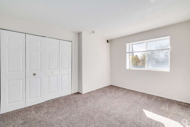 1BR, 1BA - 730SF - Primary Bedroom