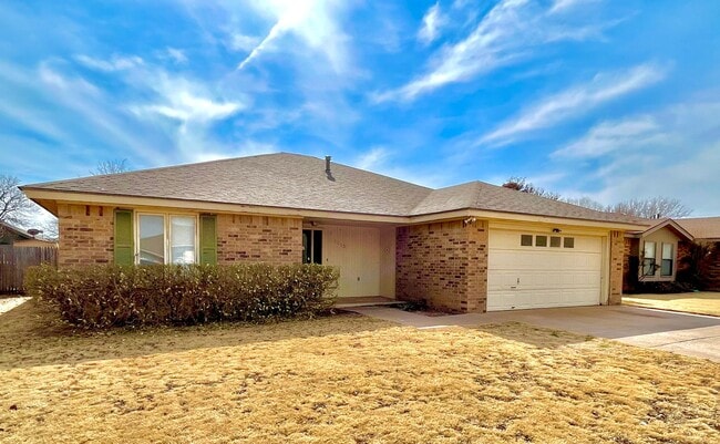 Building Photo - 3 bed 2 bath 2 car Garage