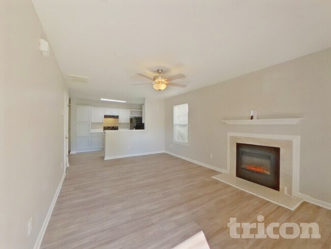 Photo - 345 Hunslet Cir