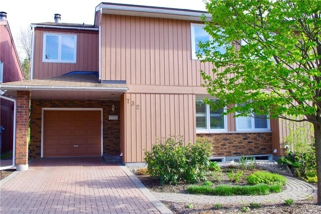 Photo - 732 Mooney's Bay Pl