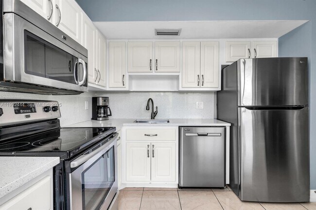 Building Photo - 2800 N Palm Aire Dr Unit 309