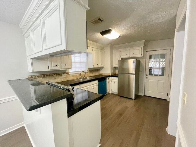 Photo - Charming 3 Bedroom Home in Brandon 047 – Great Location- Recently Renovated!