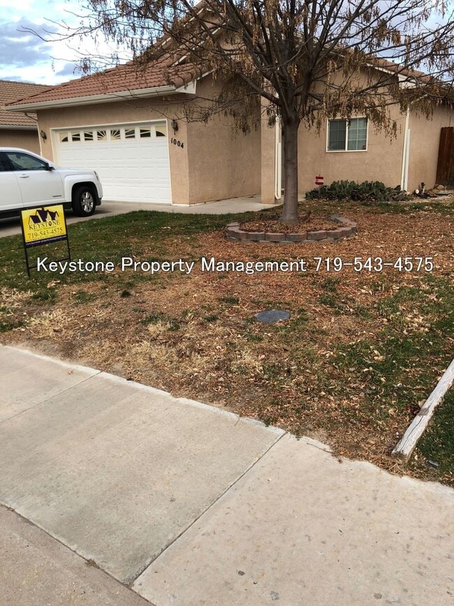 Photo - South side Domega Home 3 Bedroom/2 Bath/2 Car Garage $1850/$1850