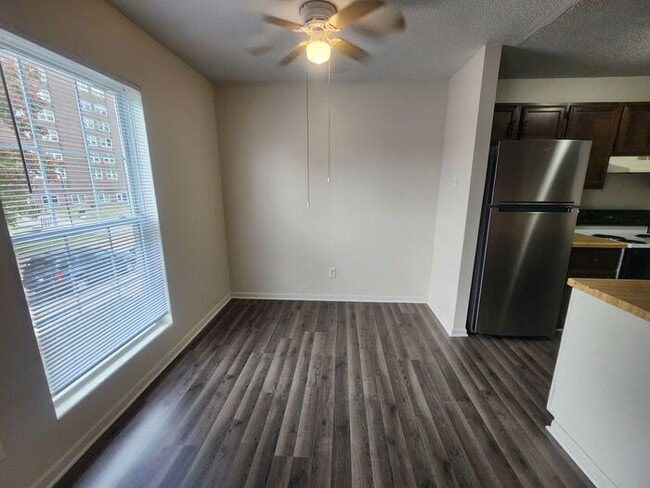 Building Photo - 2 Bedroom Upper Apartment - Water & Sewage...