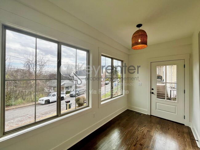 Photo - 3571 Crompton St