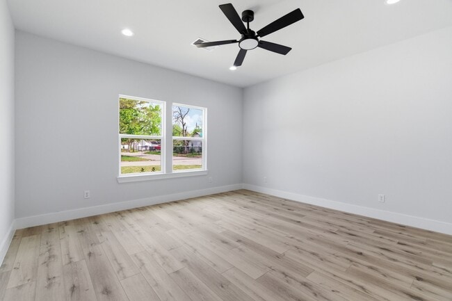 Photo - 7040 Kinney St