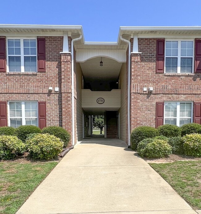 Building Photo - Lovely 2 Bed 2 Bath Condo with Community Pool