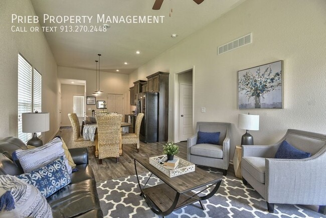 Photo - 443 W Apache St