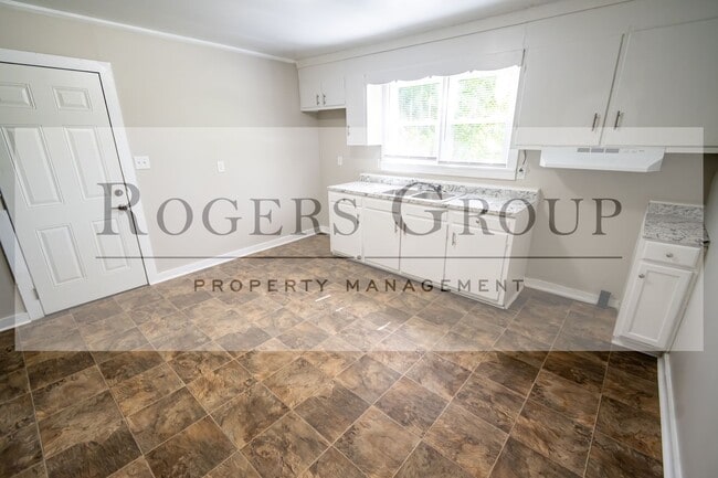 Photo - 725 John St