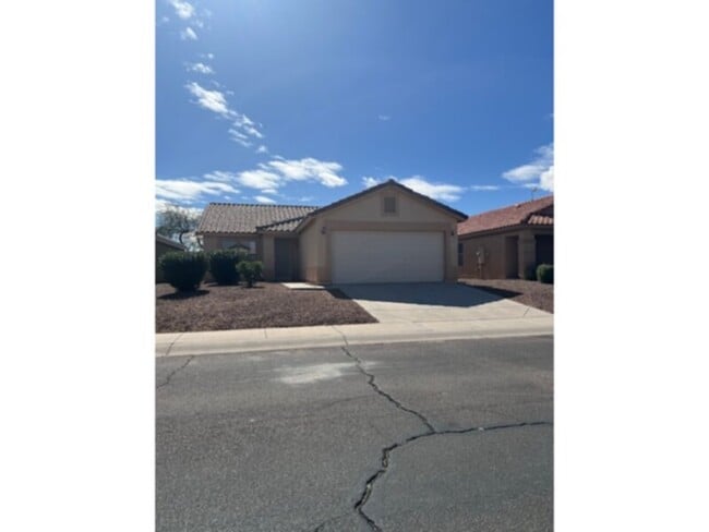 Building Photo - 3 bedroom 2 bath  Community Pool