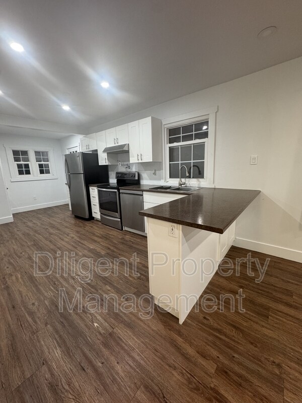 Photo - 736 Stormont St