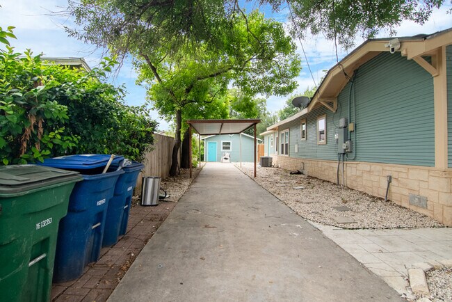 Photo - 560 W Highland Blvd