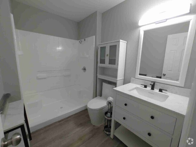 Building Photo - 705 Center St Unit B Rental