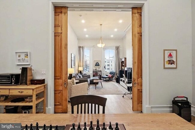 Building Photo - 1824 Chestnut St Unit 2F