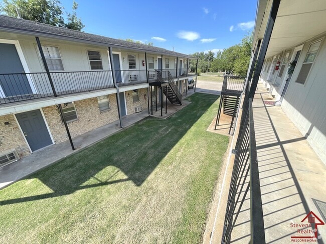 Building Photo - 1502 NW Kingsbury Ave Rental