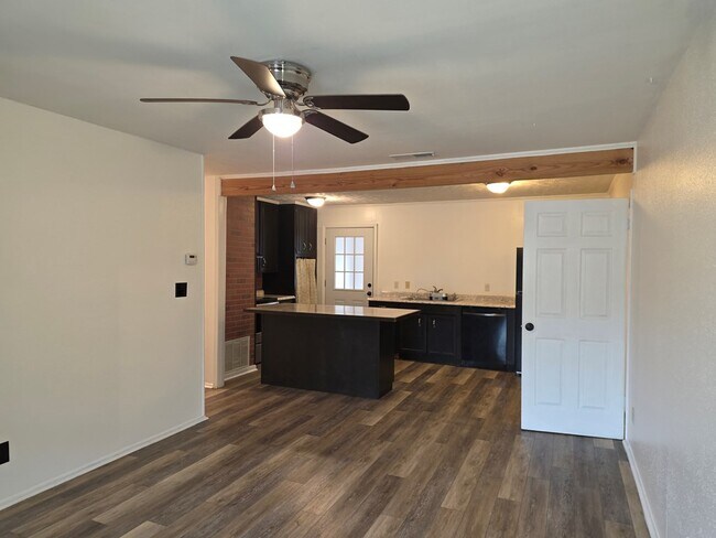 Photo - 221 Miller St