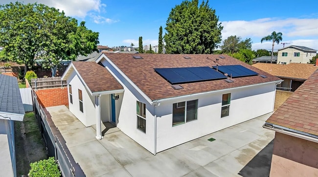 Building Photo - 4 bed 3 bath Prime Location!