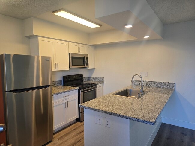 Open Kitchen - Courtyard 525 Rental